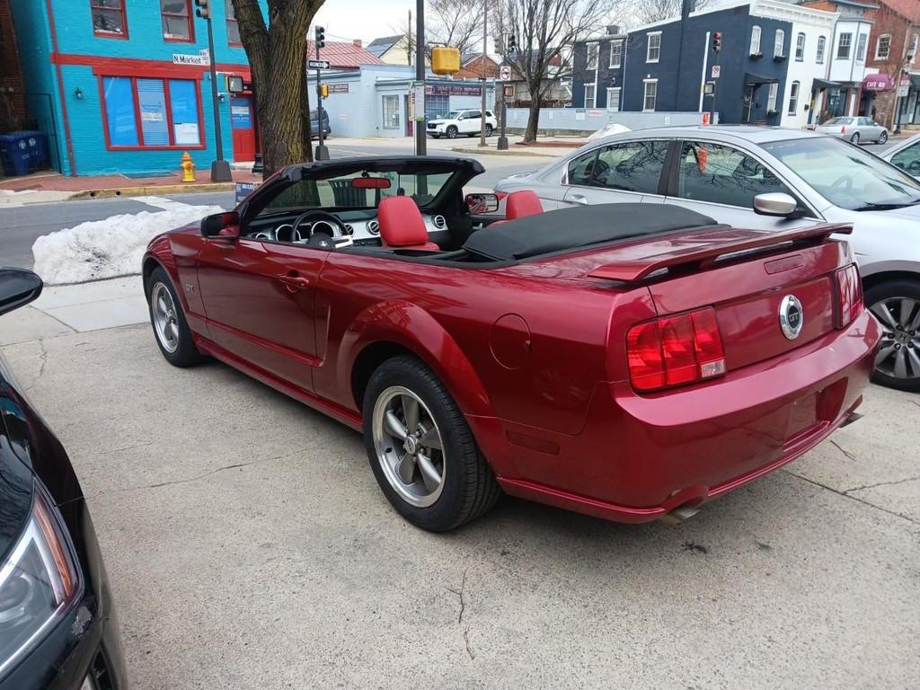 Ford Mustang Vehicle Full-screen Gallery Image 05