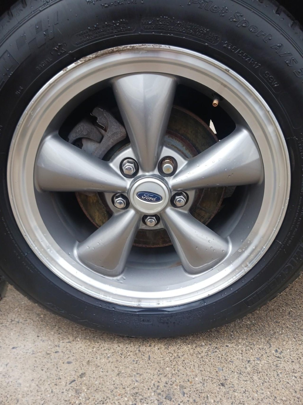 Ford Mustang Vehicle Full-screen Gallery Image 06