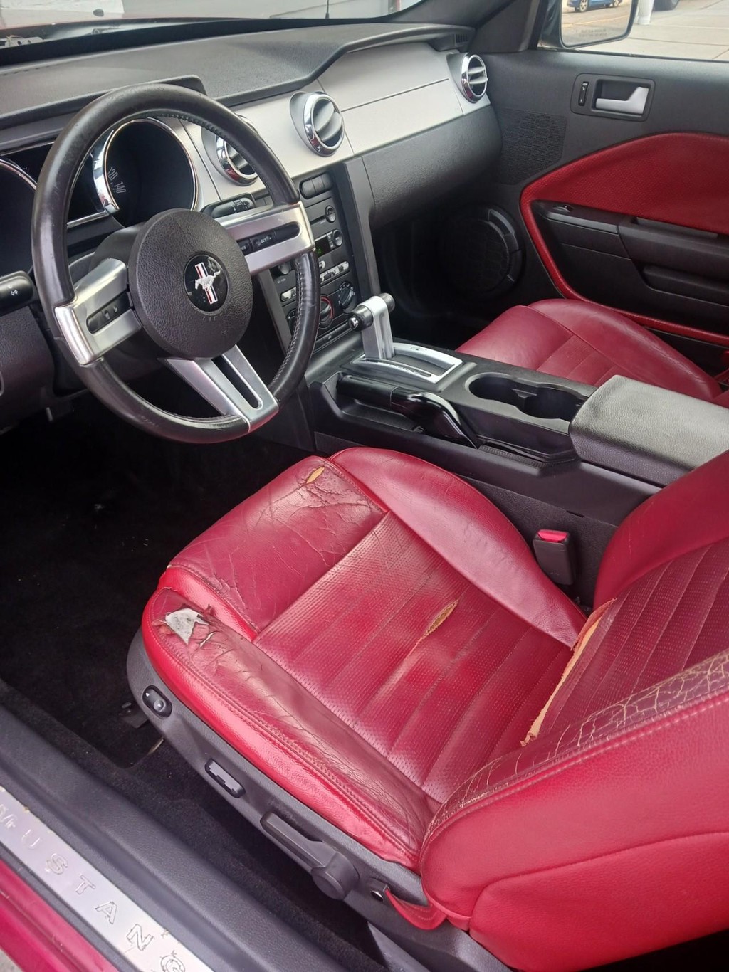 Ford Mustang Vehicle Full-screen Gallery Image 07