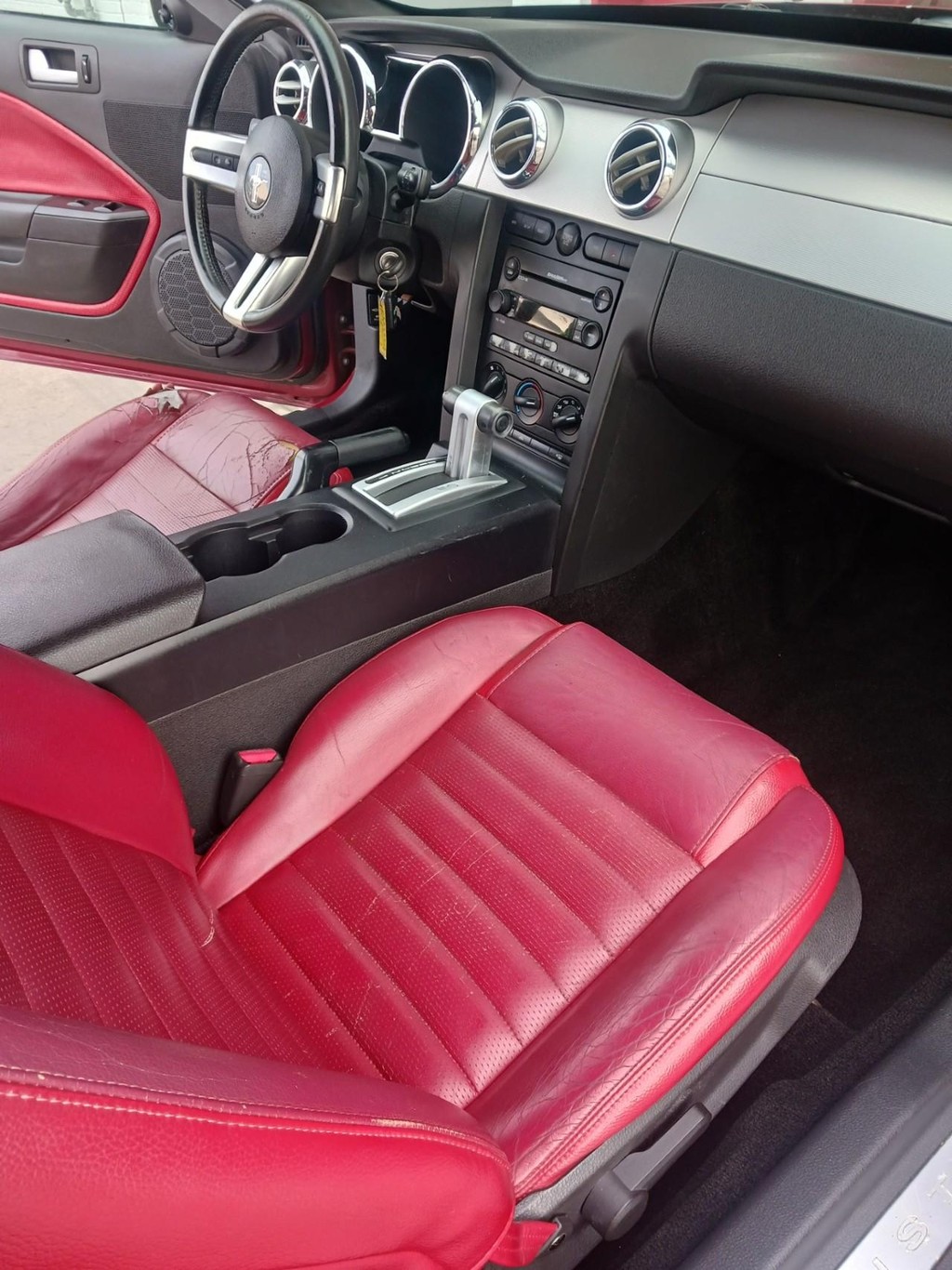 Ford Mustang Vehicle Full-screen Gallery Image 08