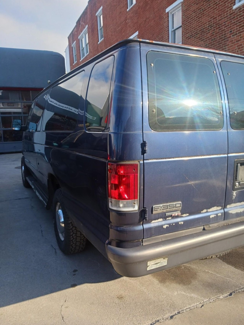 Ford Econoline Wagon Vehicle Full-screen Gallery Image 03