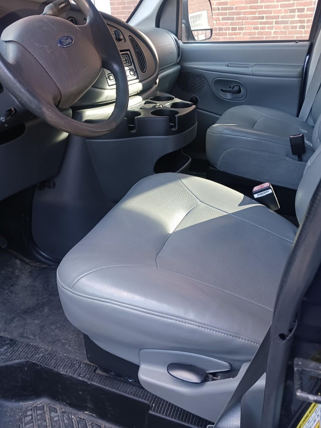 Ford Econoline Wagon Vehicle Full-screen Gallery Image 04