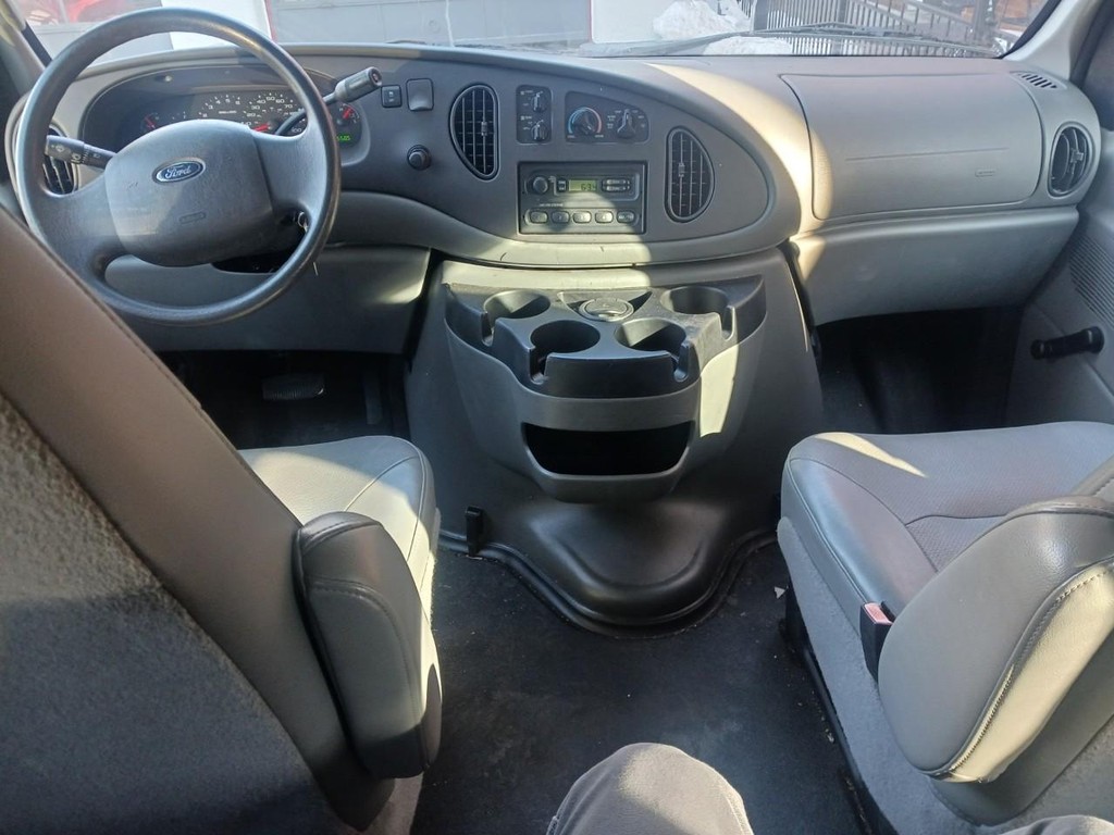 Ford Econoline Wagon Vehicle Full-screen Gallery Image 05