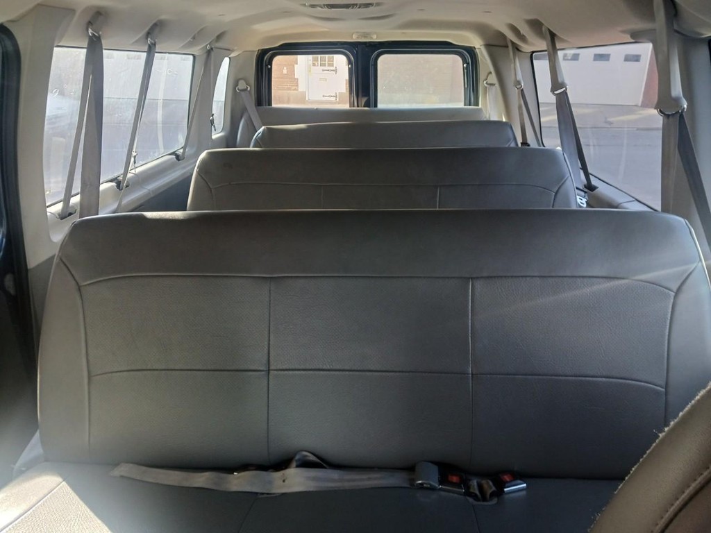 Ford Econoline Wagon Vehicle Full-screen Gallery Image 07