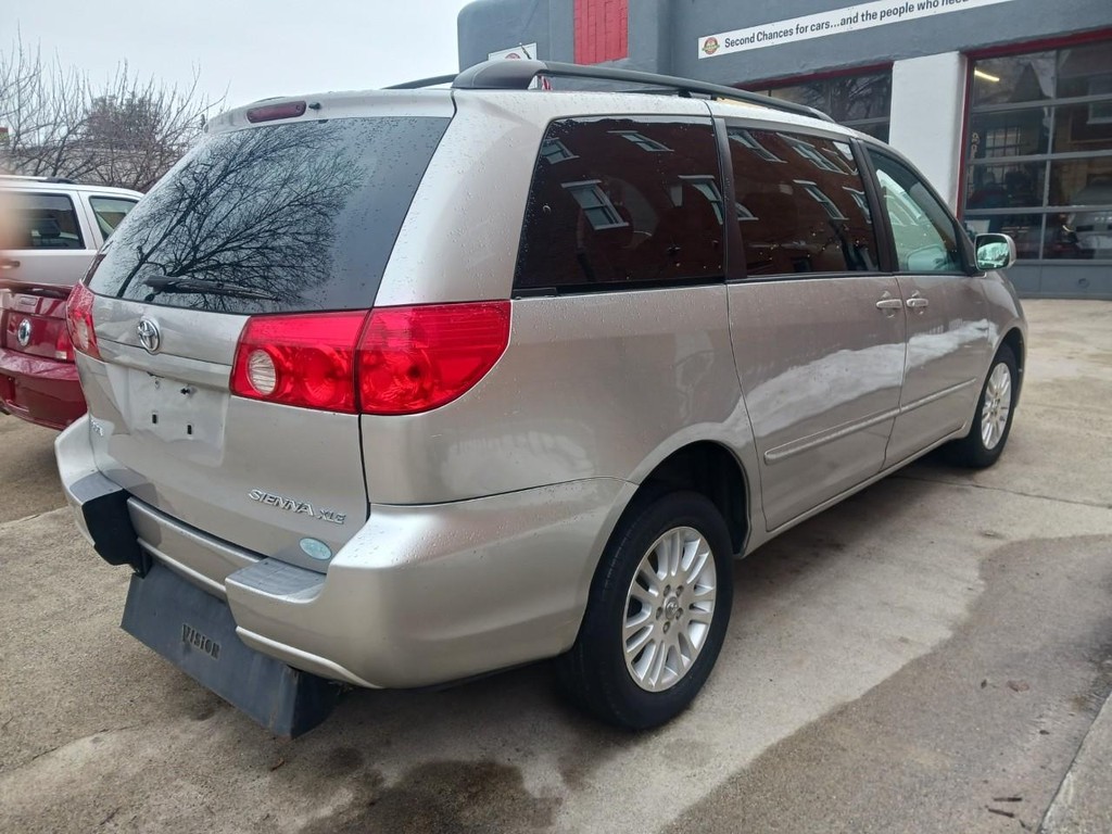 Toyota Sienna Vehicle Full-screen Gallery Image 02