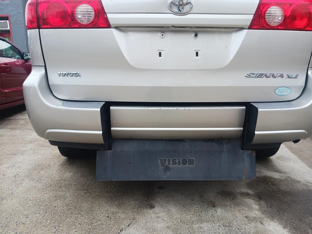 Toyota Sienna Vehicle Full-screen Gallery Image 03