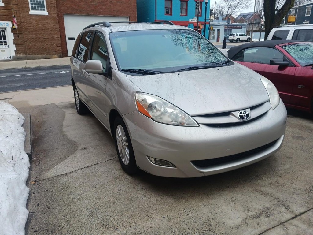 Toyota Sienna Vehicle Full-screen Gallery Image 04