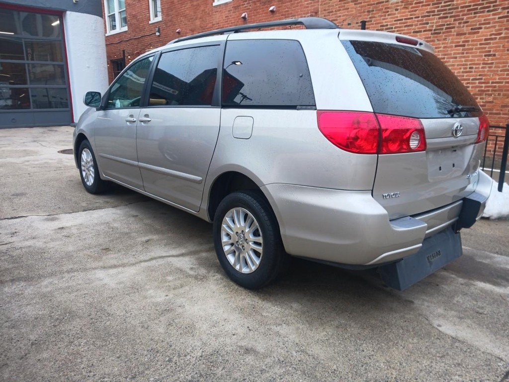 Toyota Sienna Vehicle Full-screen Gallery Image 05