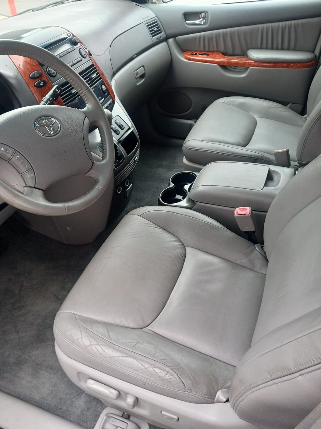 Toyota Sienna Vehicle Full-screen Gallery Image 06