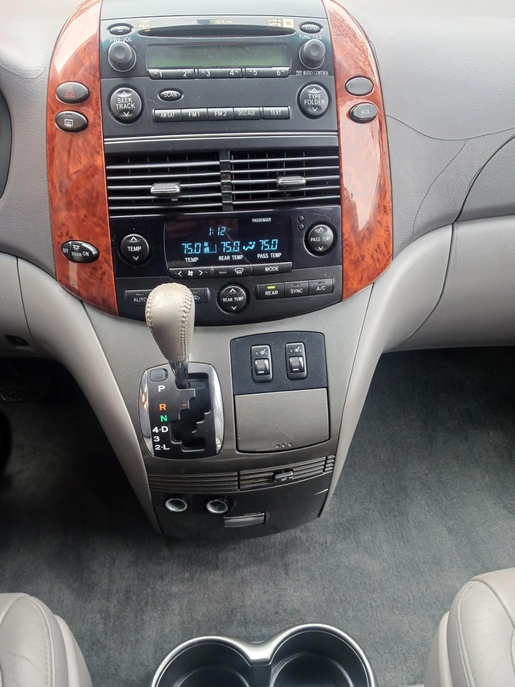 Toyota Sienna Vehicle Full-screen Gallery Image 07