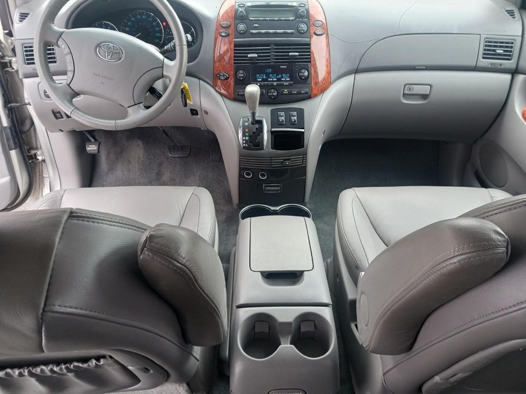 Toyota Sienna Vehicle Full-screen Gallery Image 08