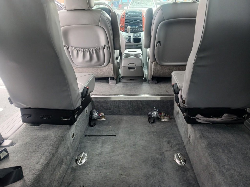 Toyota Sienna Vehicle Full-screen Gallery Image 10