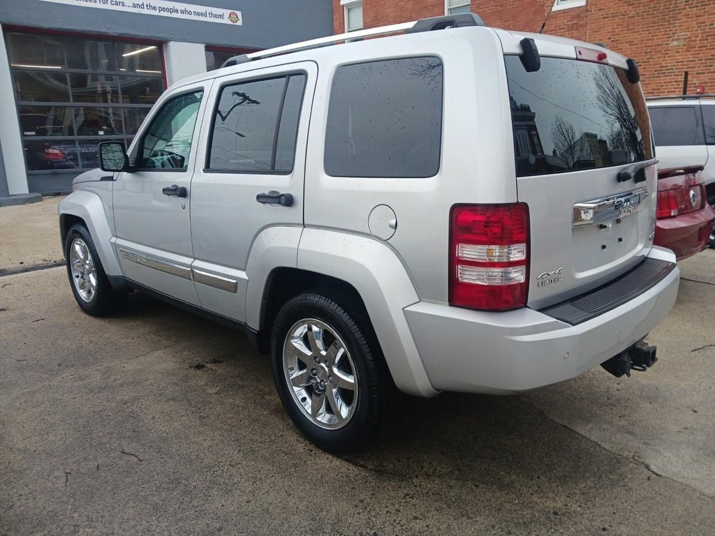 Jeep Liberty Vehicle Full-screen Gallery Image 03