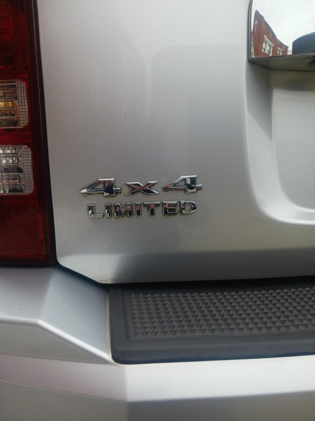 Jeep Liberty Vehicle Full-screen Gallery Image 05