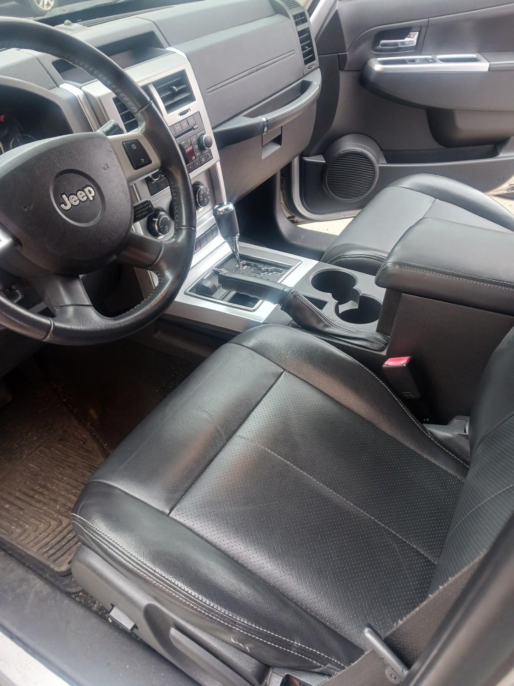 Jeep Liberty Vehicle Full-screen Gallery Image 07