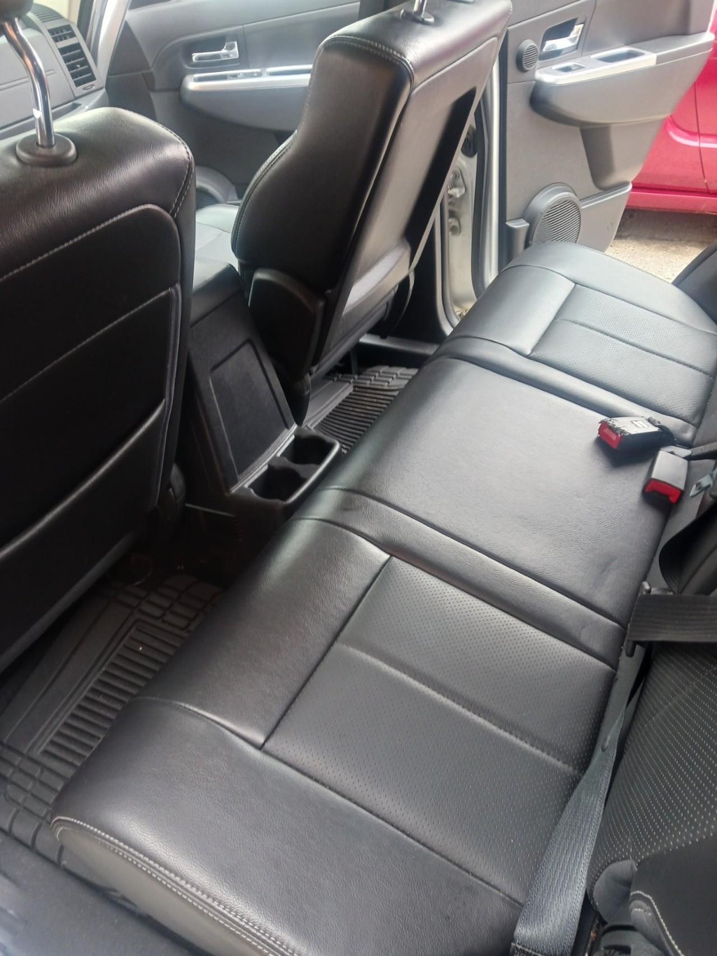 Jeep Liberty Vehicle Full-screen Gallery Image 08