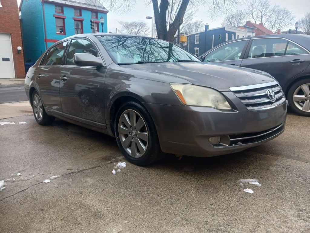 Toyota Avalon Vehicle Full-screen Gallery Image 02