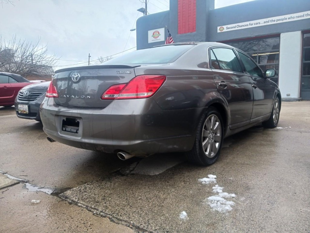 Toyota Avalon Vehicle Full-screen Gallery Image 03