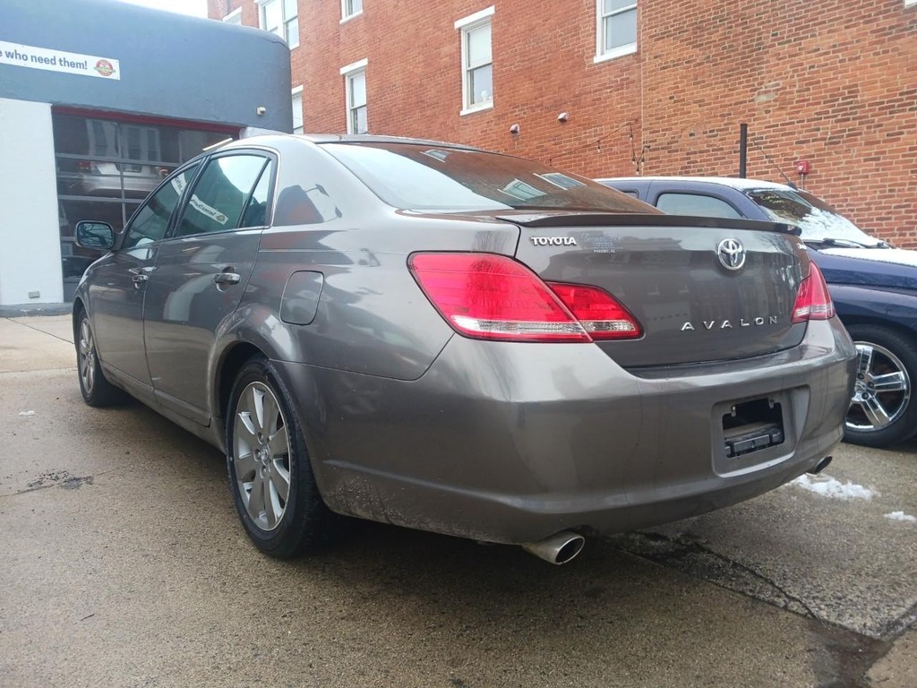 Toyota Avalon Vehicle Full-screen Gallery Image 04