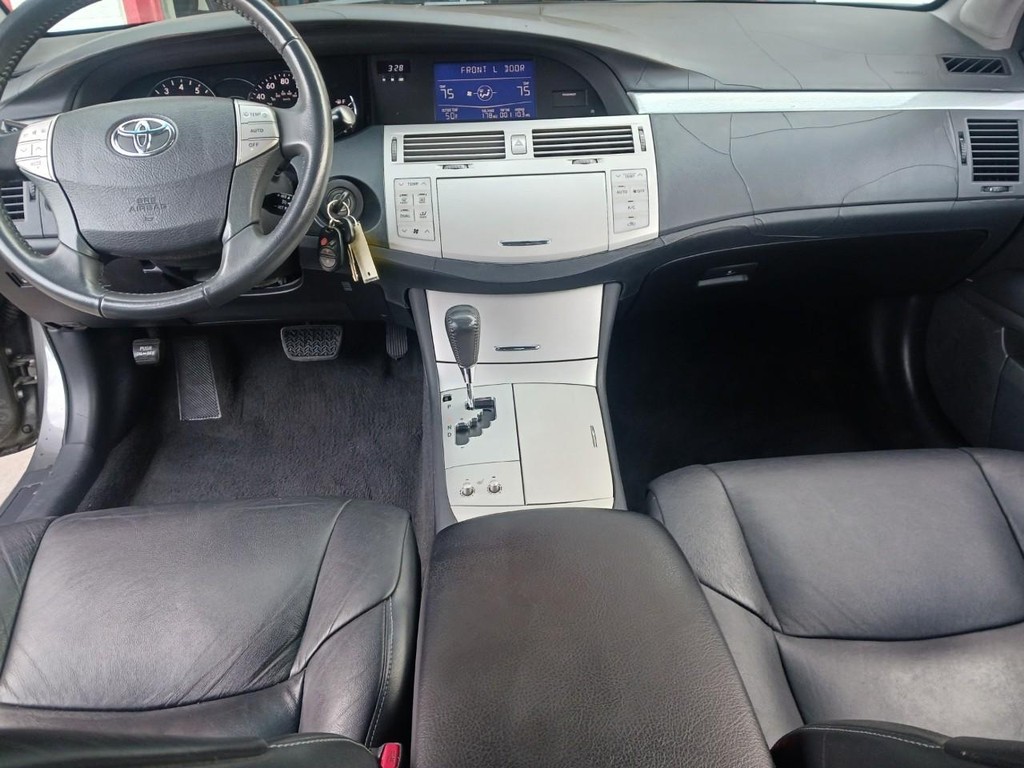 Toyota Avalon Vehicle Full-screen Gallery Image 06