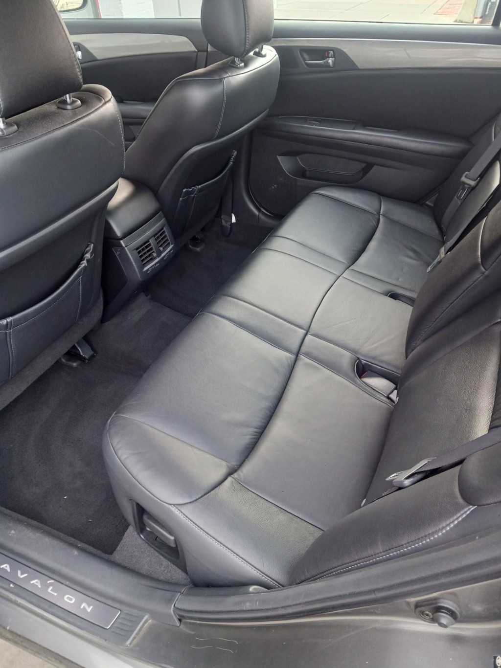 Toyota Avalon Vehicle Full-screen Gallery Image 08