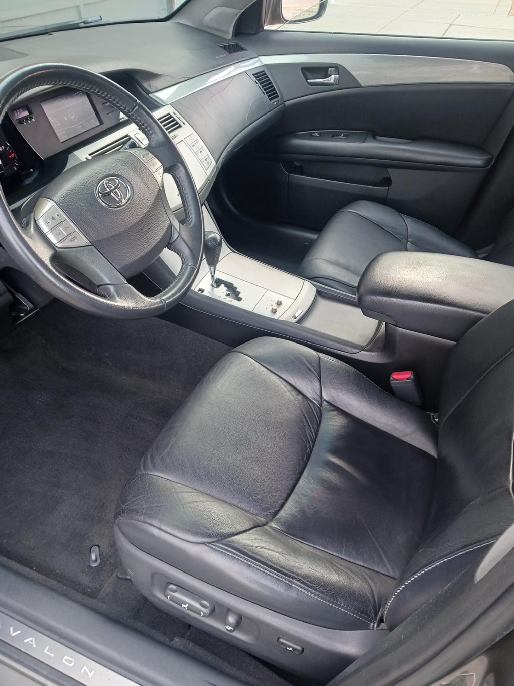 Toyota Avalon Vehicle Full-screen Gallery Image 09