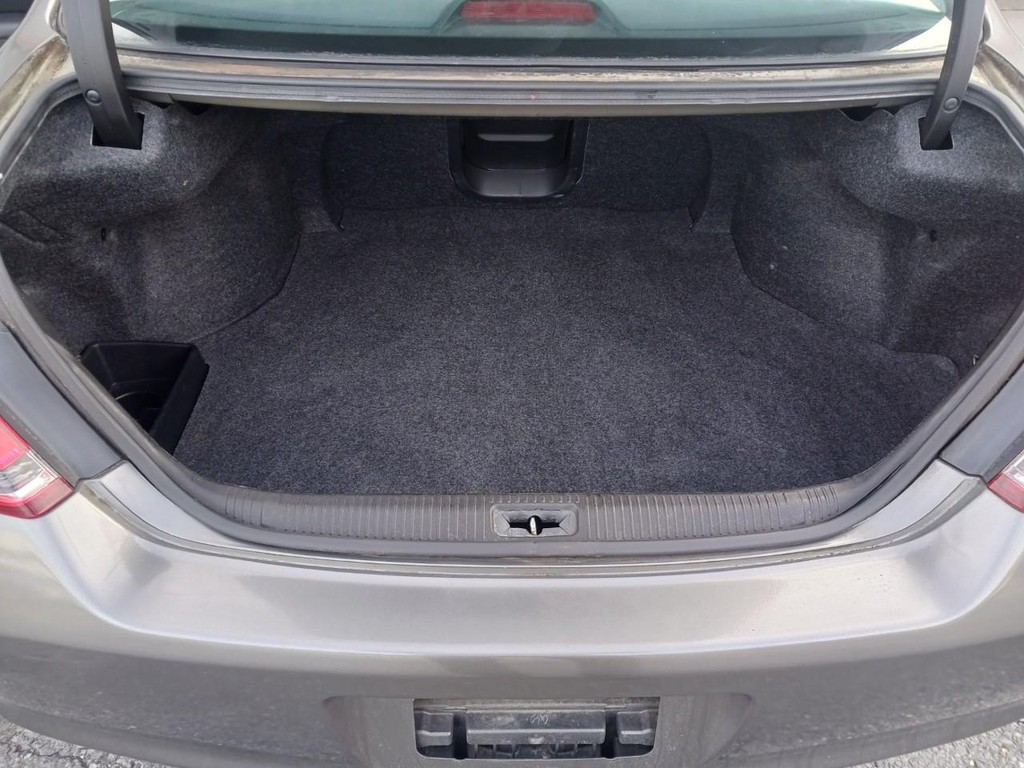 Toyota Avalon Vehicle Full-screen Gallery Image 10