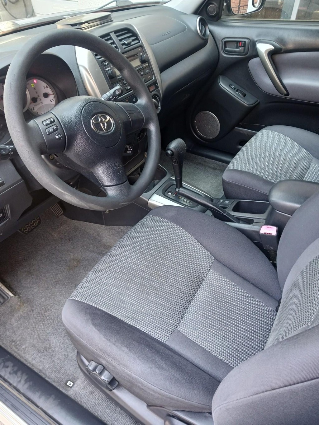 Toyota RAV4 Vehicle Full-screen Gallery Image 04