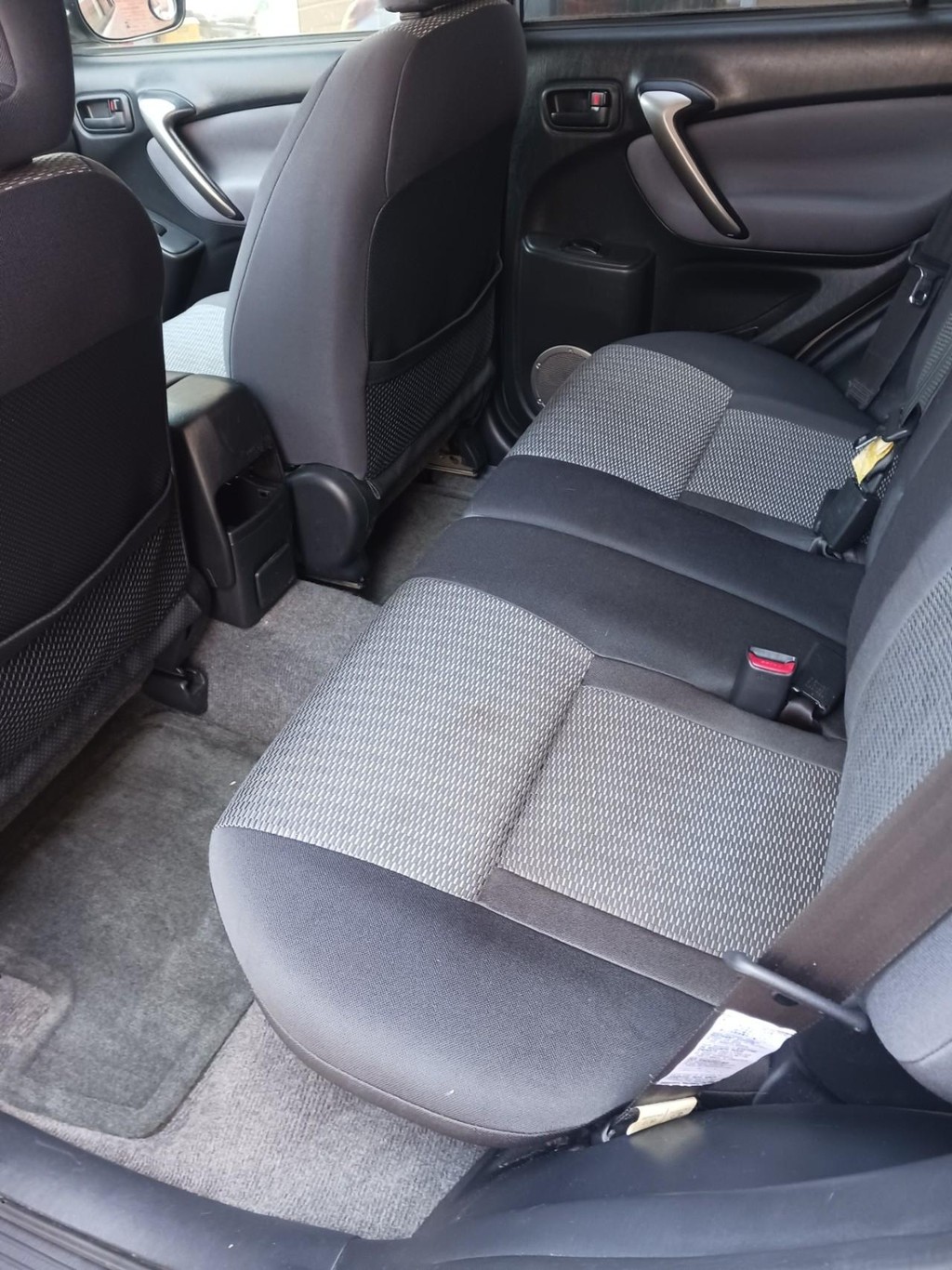 Toyota RAV4 Vehicle Full-screen Gallery Image 06