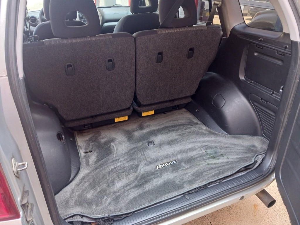 Toyota RAV4 Vehicle Full-screen Gallery Image 07