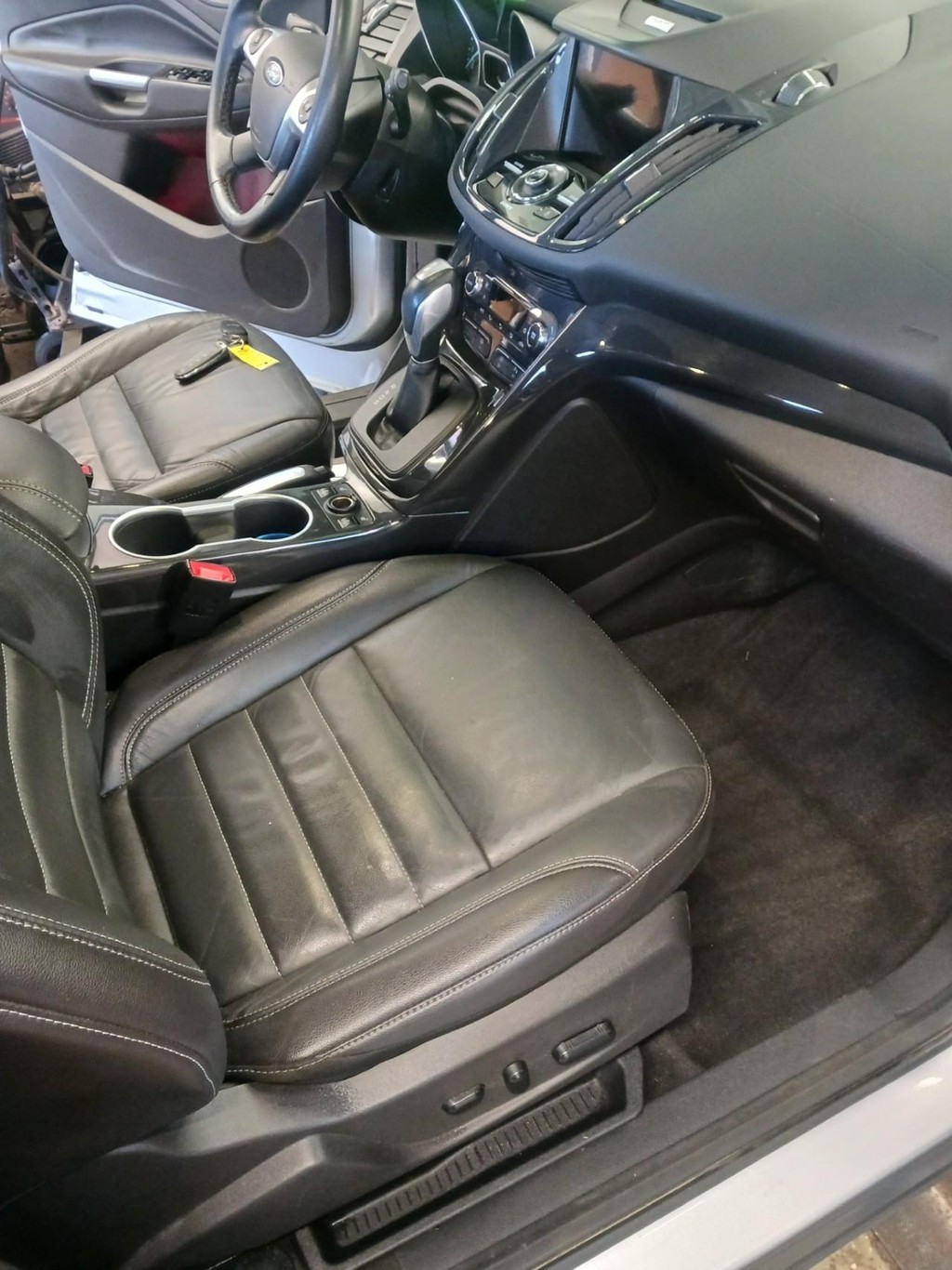 Ford Escape Vehicle Full-screen Gallery Image 08