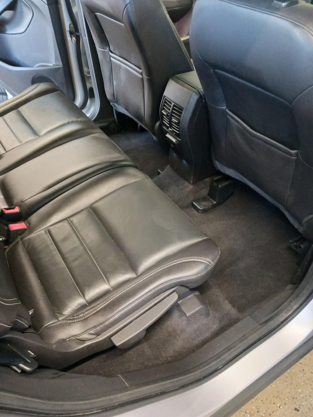 Ford Escape Vehicle Full-screen Gallery Image 09