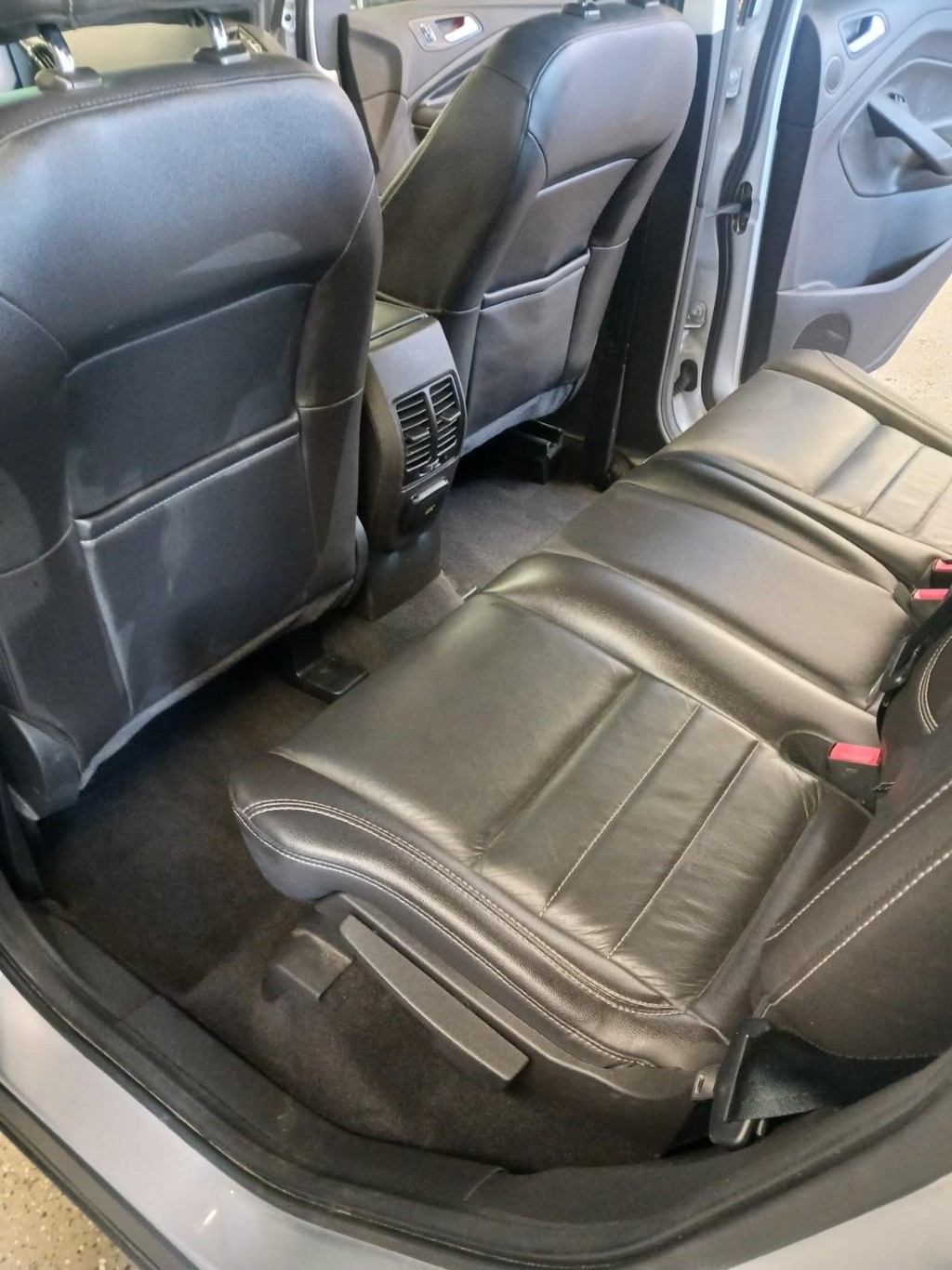 Ford Escape Vehicle Full-screen Gallery Image 10