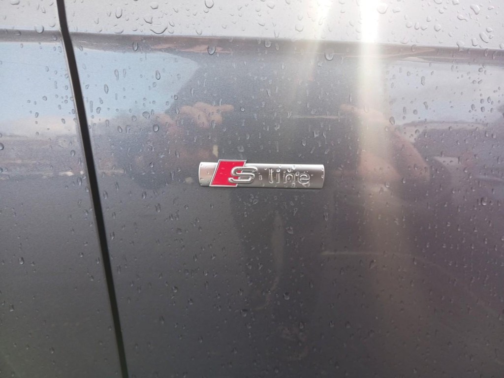 Audi A4 Vehicle Full-screen Gallery Image 06