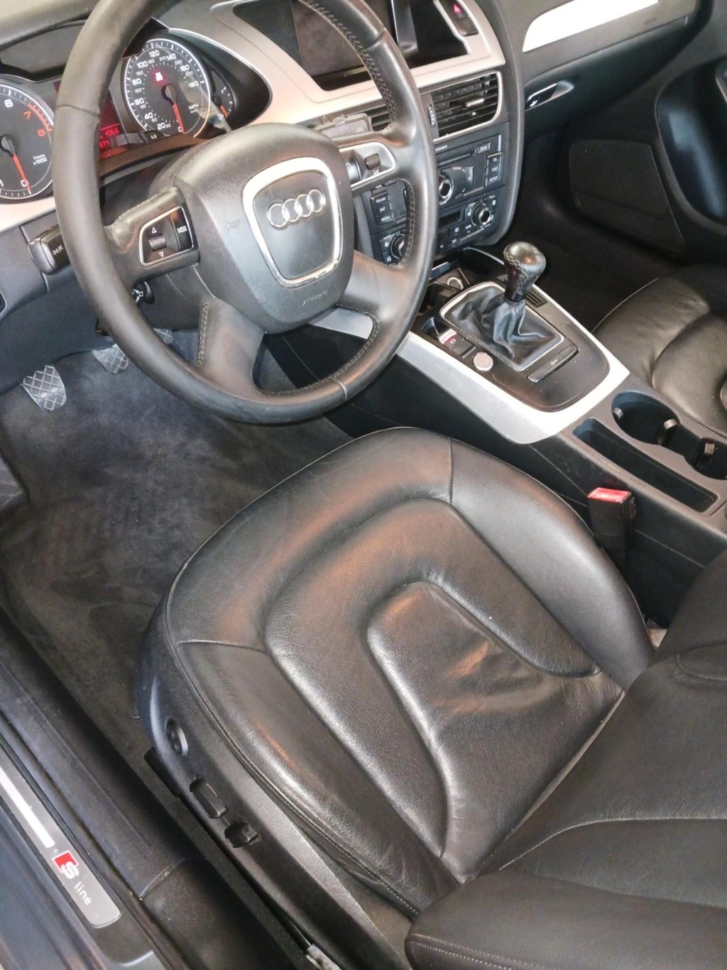 Audi A4 Vehicle Full-screen Gallery Image 08