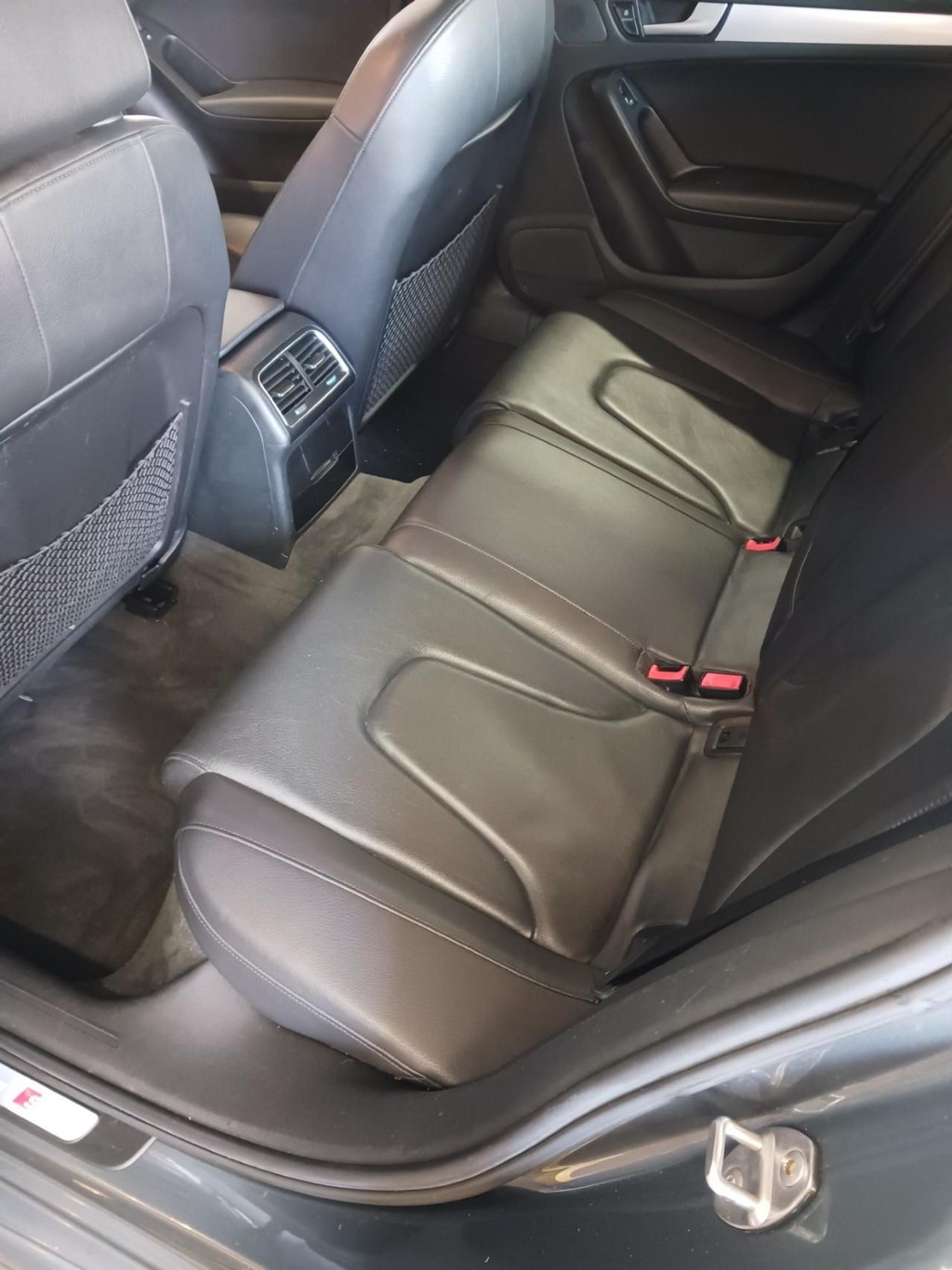 Audi A4 Vehicle Full-screen Gallery Image 10