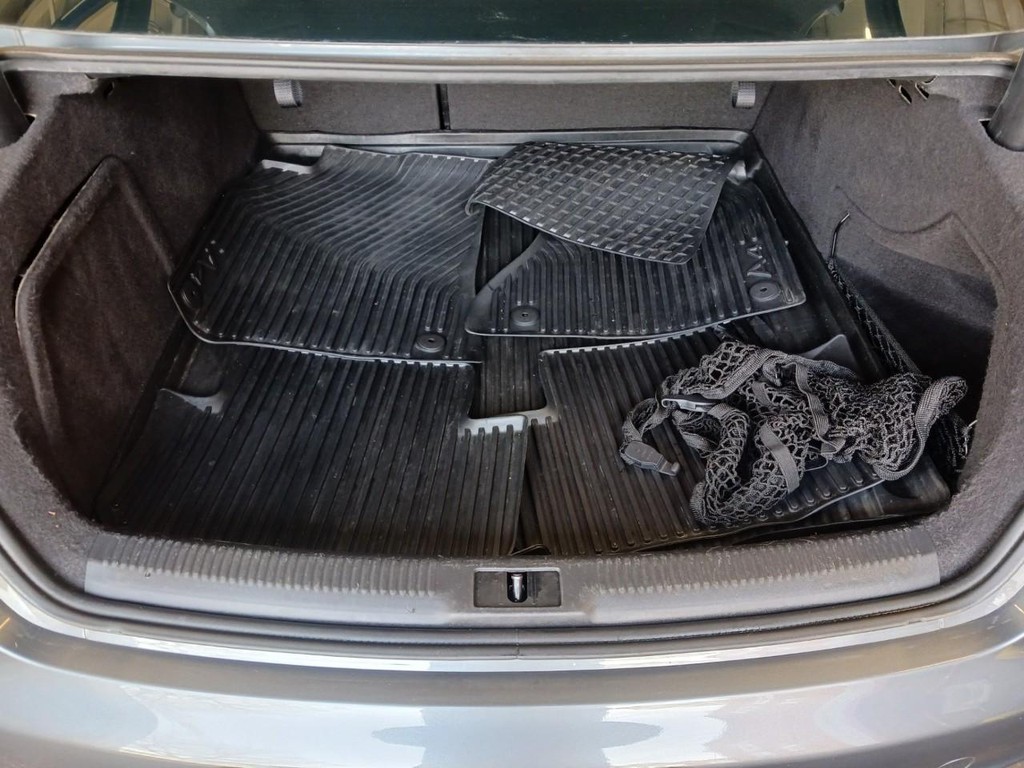 Audi A4 Vehicle Full-screen Gallery Image 11