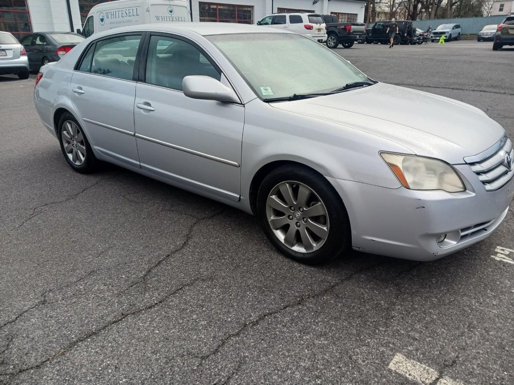 Toyota Avalon Vehicle Full-screen Gallery Image 02