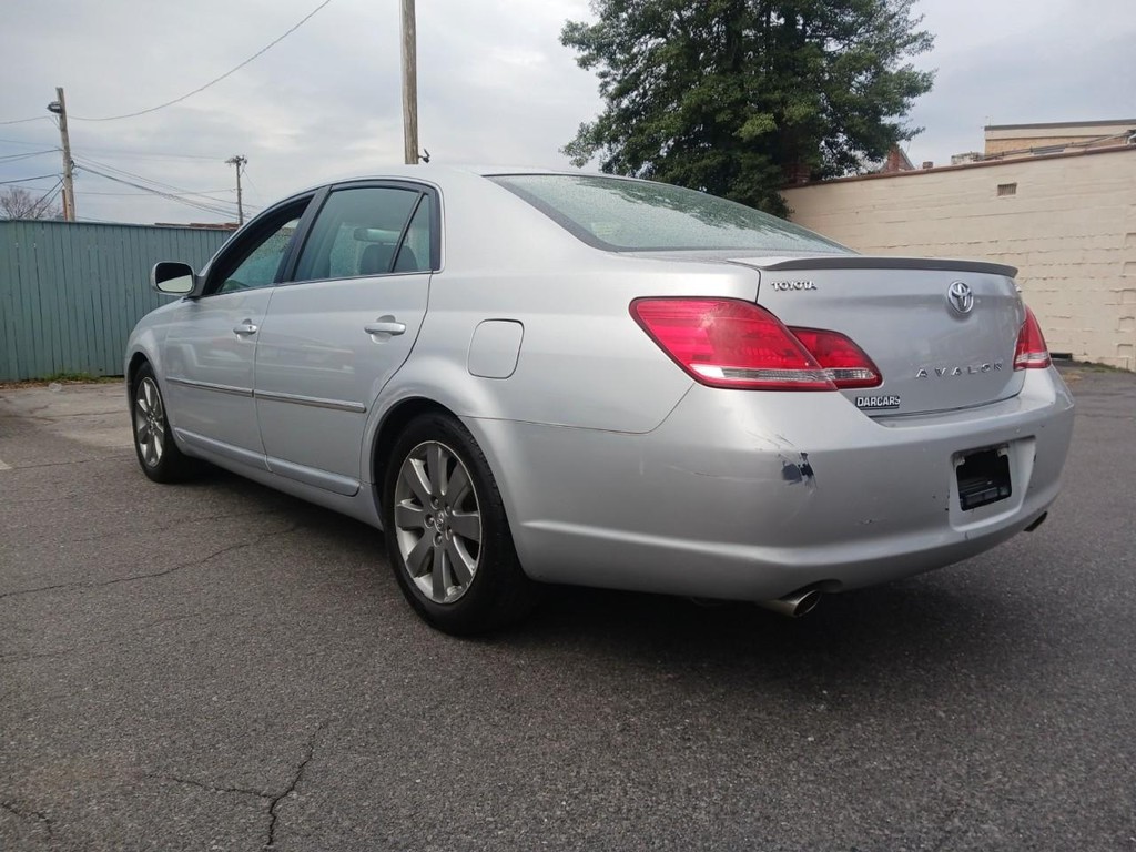 Toyota Avalon Vehicle Full-screen Gallery Image 03