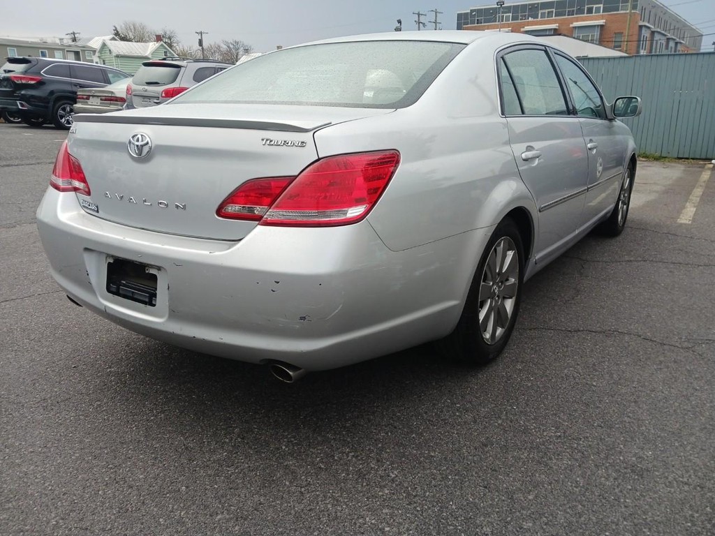 Toyota Avalon Vehicle Full-screen Gallery Image 04
