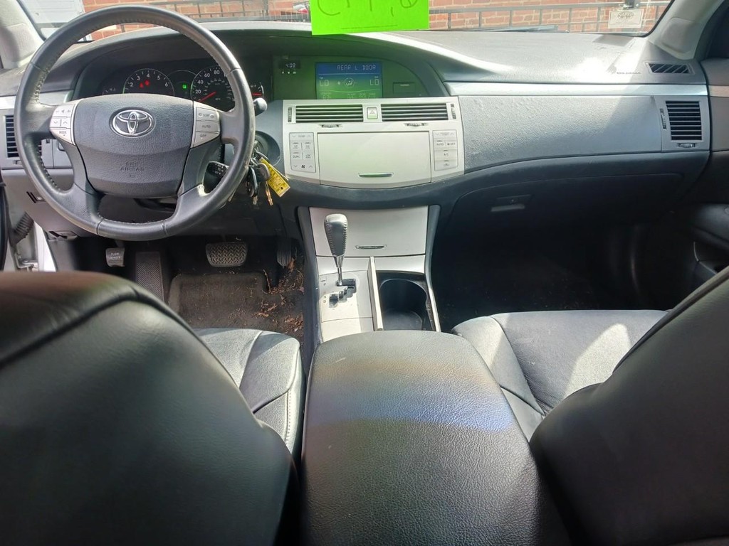 Toyota Avalon Vehicle Full-screen Gallery Image 06