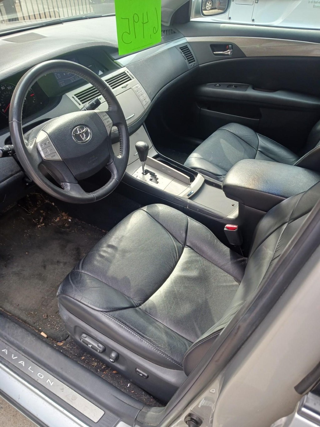 Toyota Avalon Vehicle Full-screen Gallery Image 07