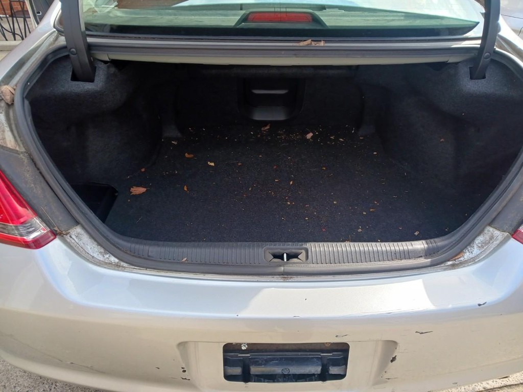 Toyota Avalon Vehicle Full-screen Gallery Image 09