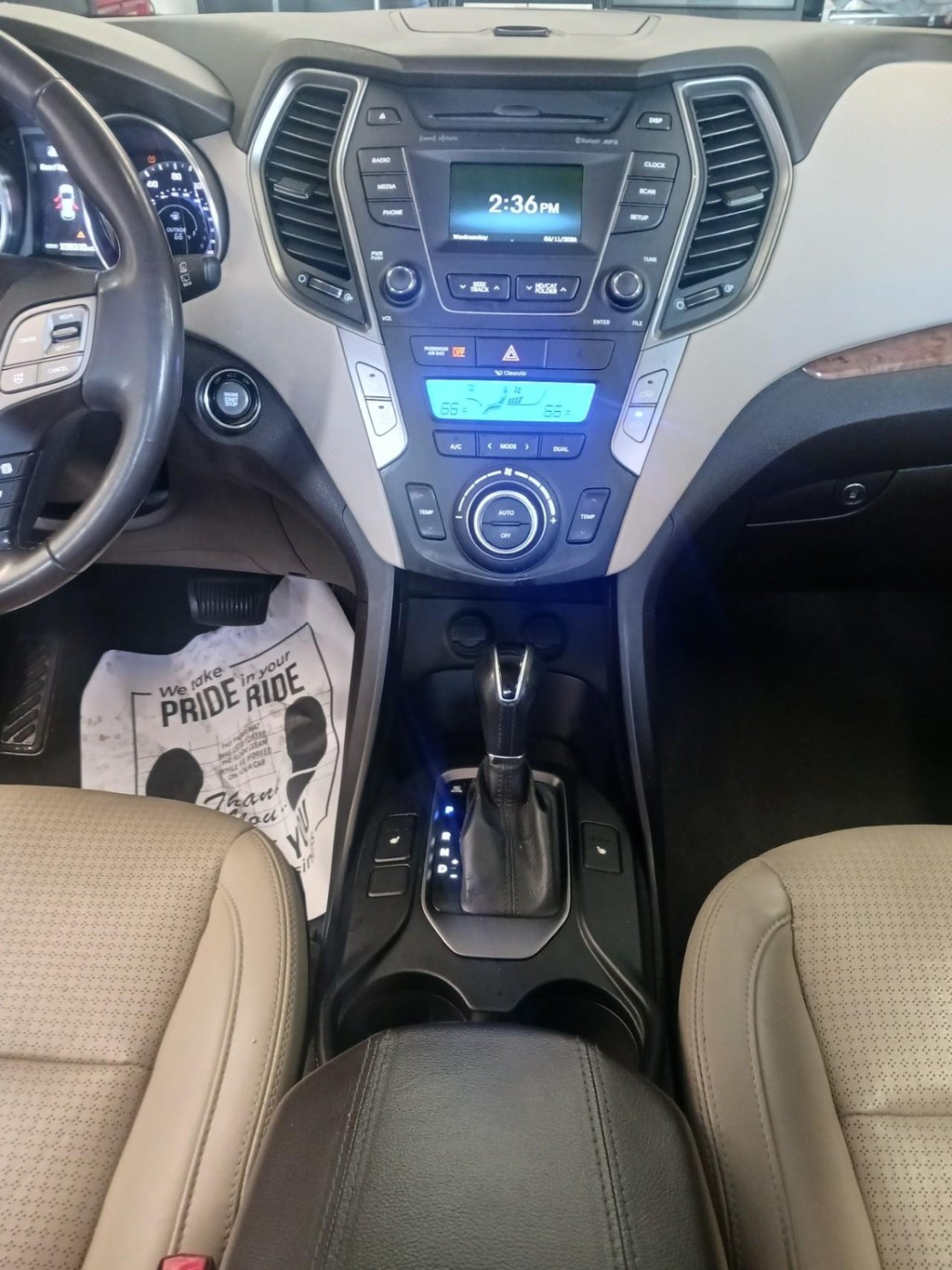 Hyundai Santa Fe Sport Vehicle Full-screen Gallery Image 07