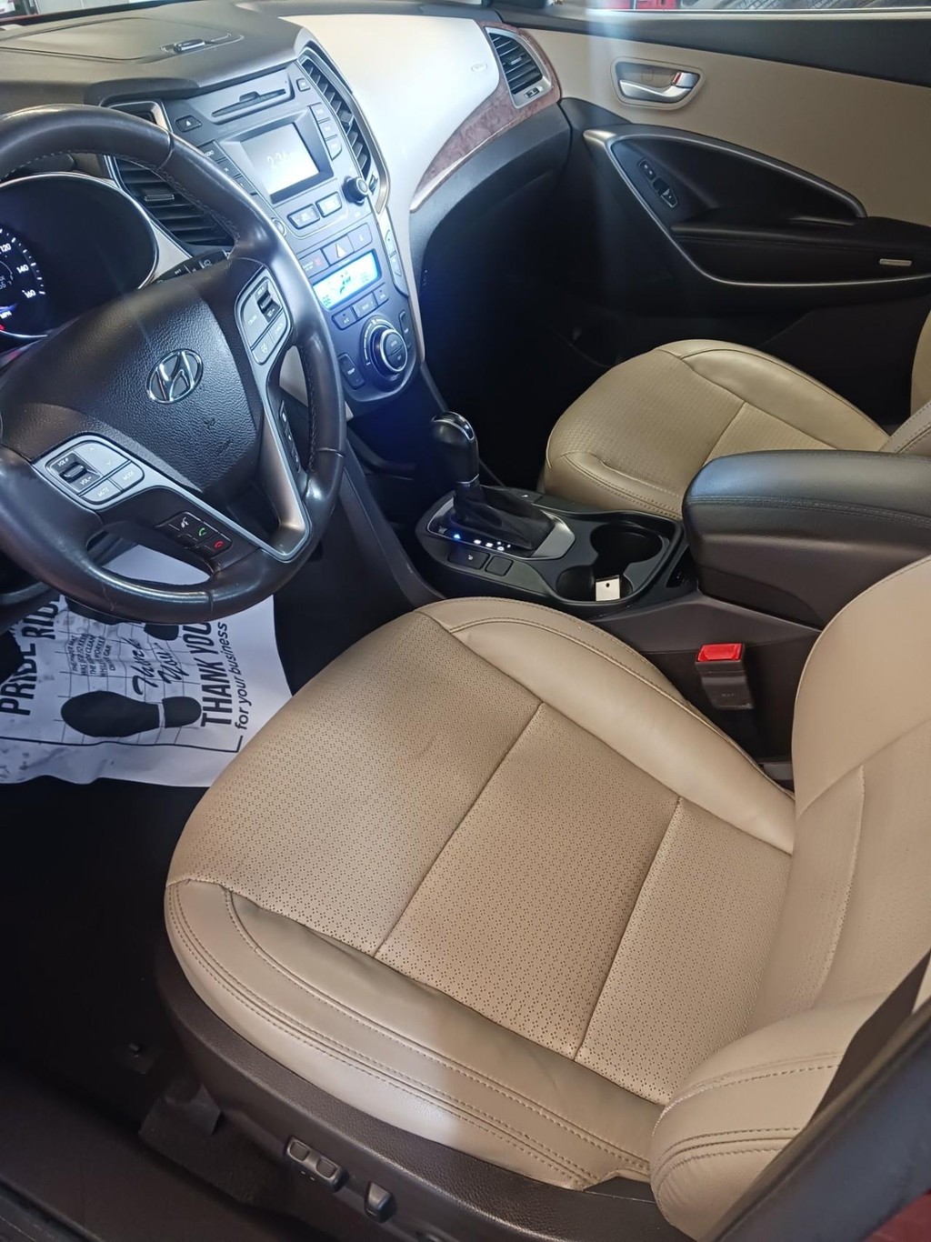 Hyundai Santa Fe Sport Vehicle Full-screen Gallery Image 09