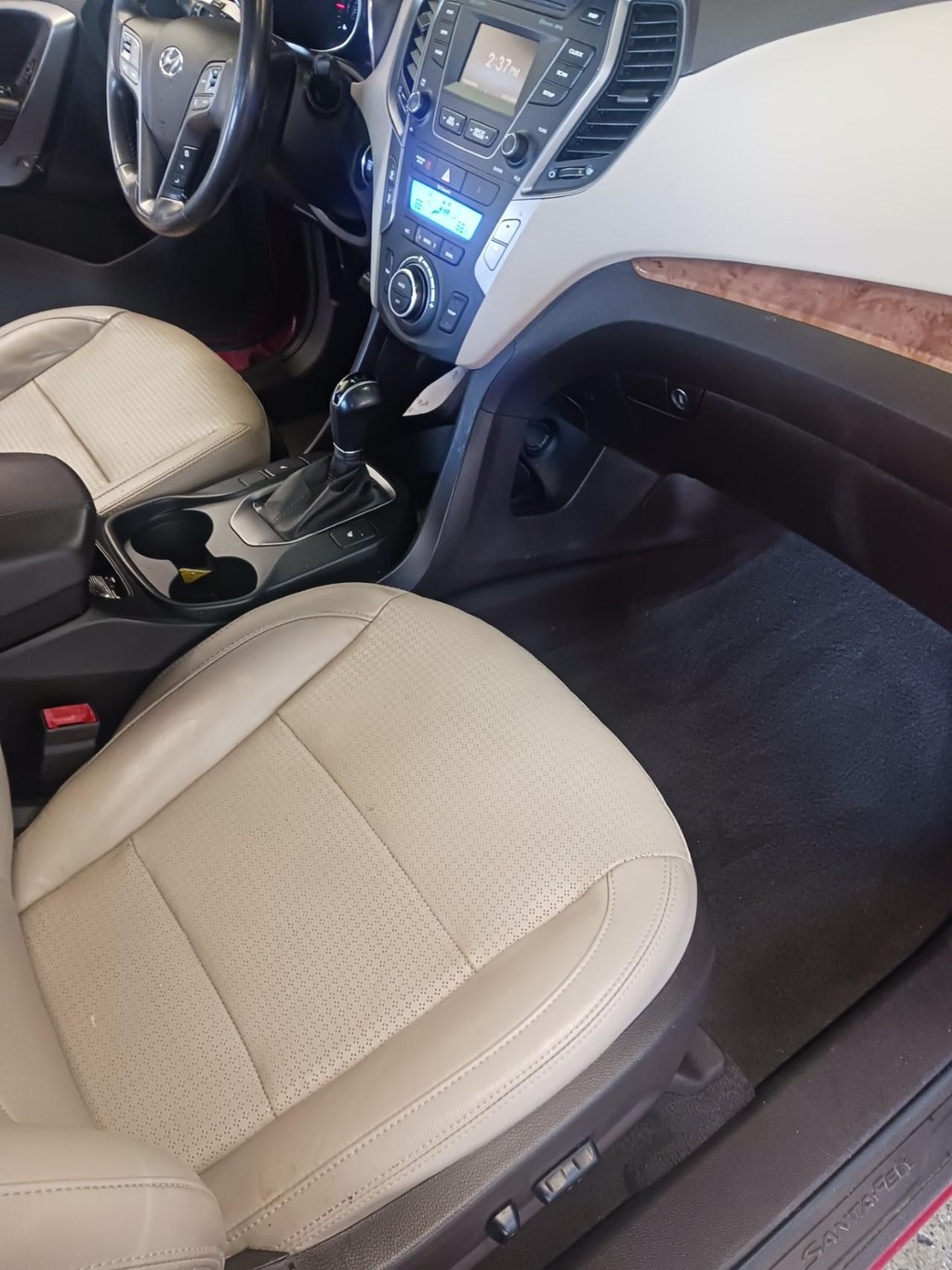 Hyundai Santa Fe Sport Vehicle Full-screen Gallery Image 10