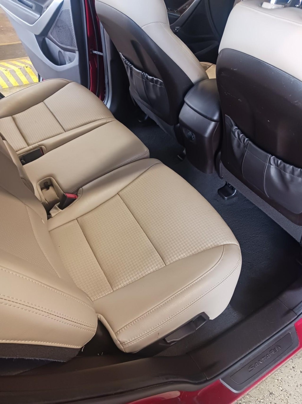 Hyundai Santa Fe Sport Vehicle Full-screen Gallery Image 11