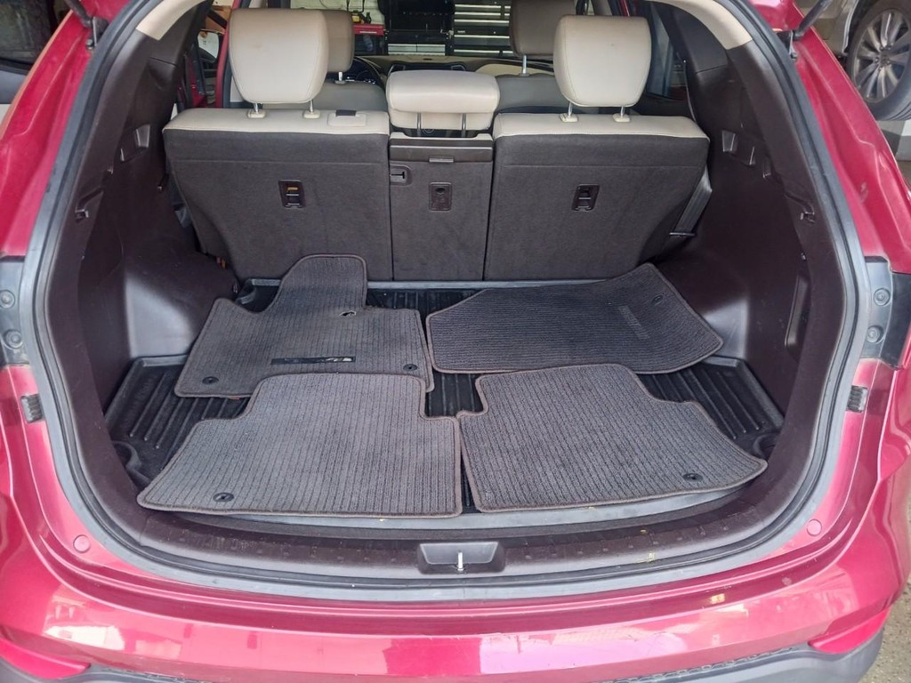 Hyundai Santa Fe Sport Vehicle Full-screen Gallery Image 12