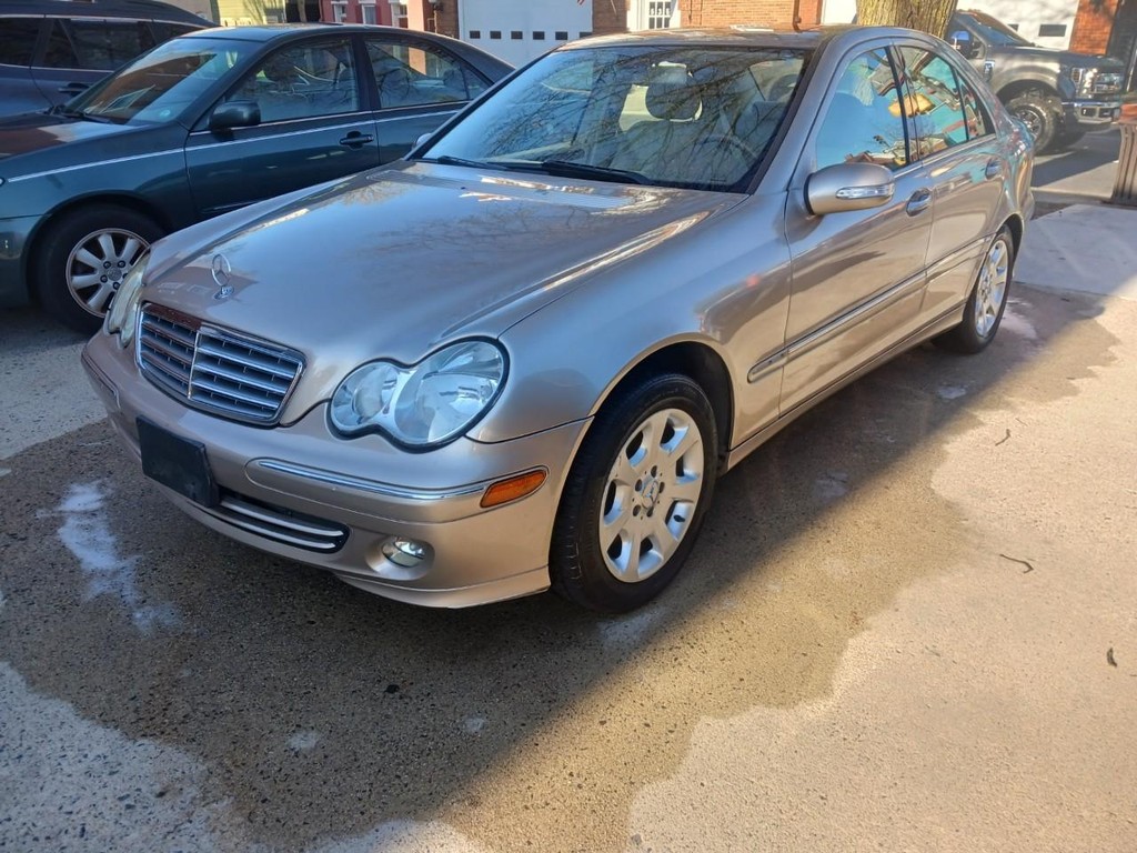 Mercedes-Benz C-Class Vehicle Full-screen Gallery Image 02