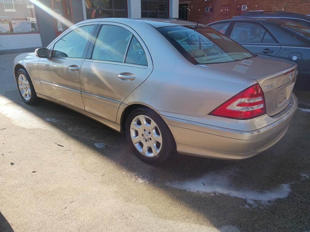 Mercedes-Benz C-Class Vehicle Full-screen Gallery Image 03